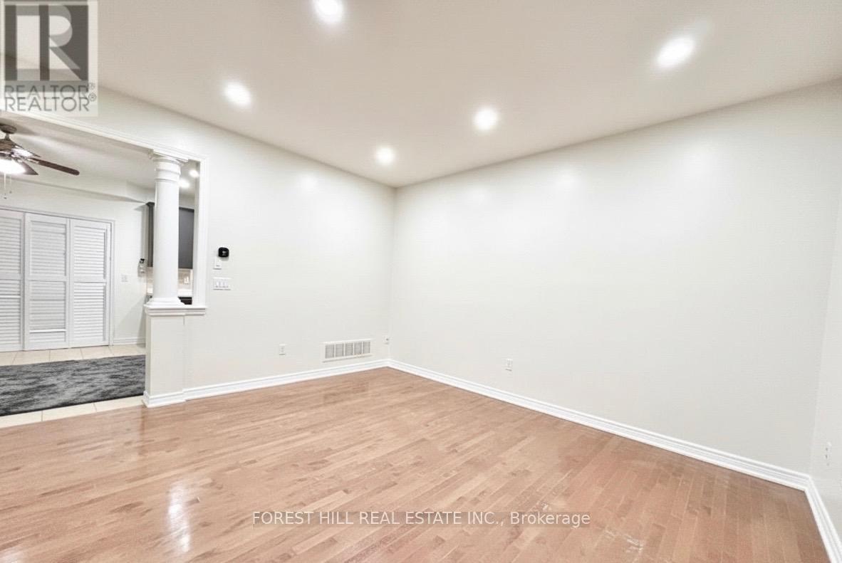 38 Crystalview Crescent, Brampton, Ontario  L6P 2R7 - Photo 4 - W12706146