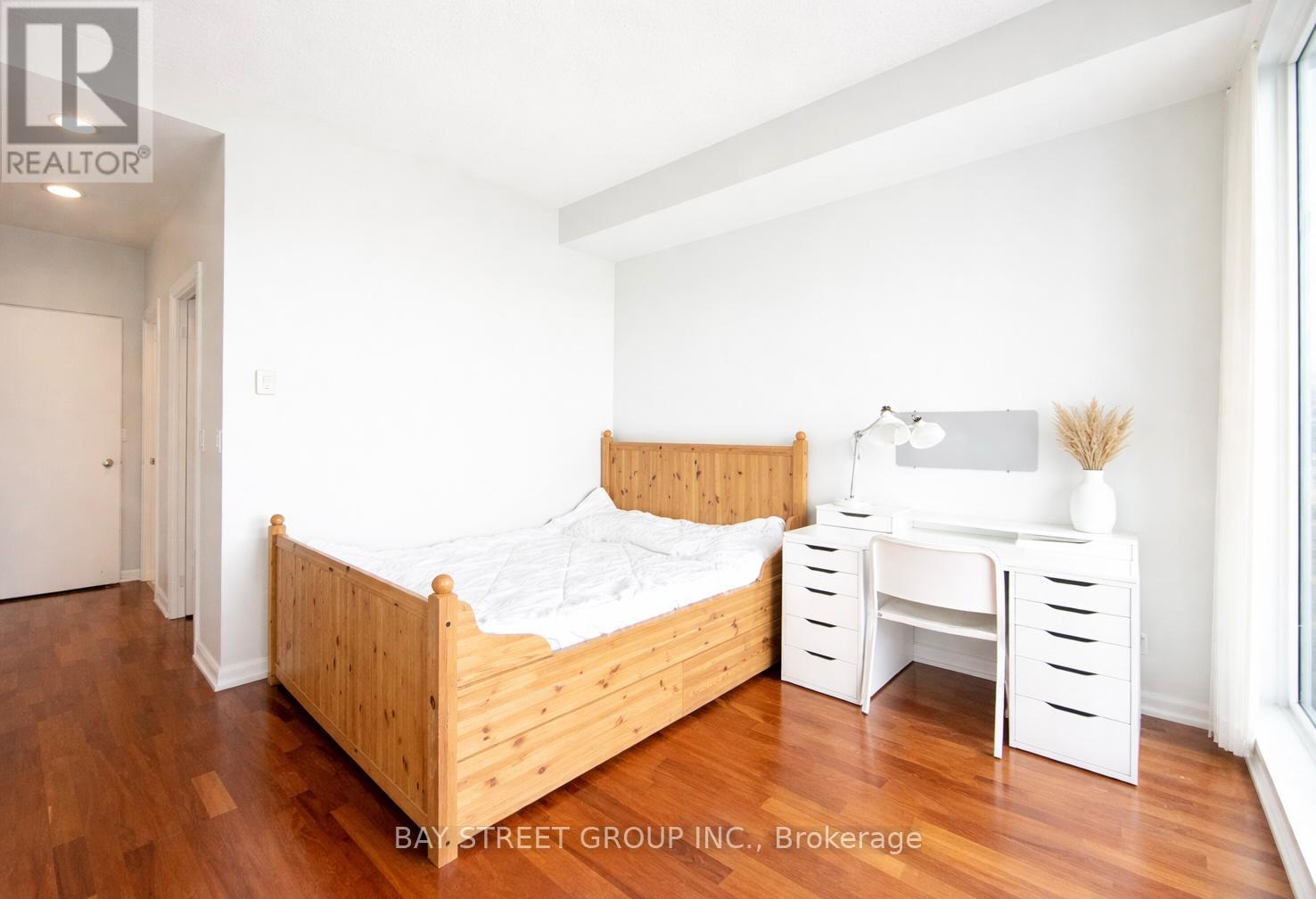 1902 - 111 Elizabeth Street, Toronto, Ontario  M5G 1P7 - Photo 8 - C12905912