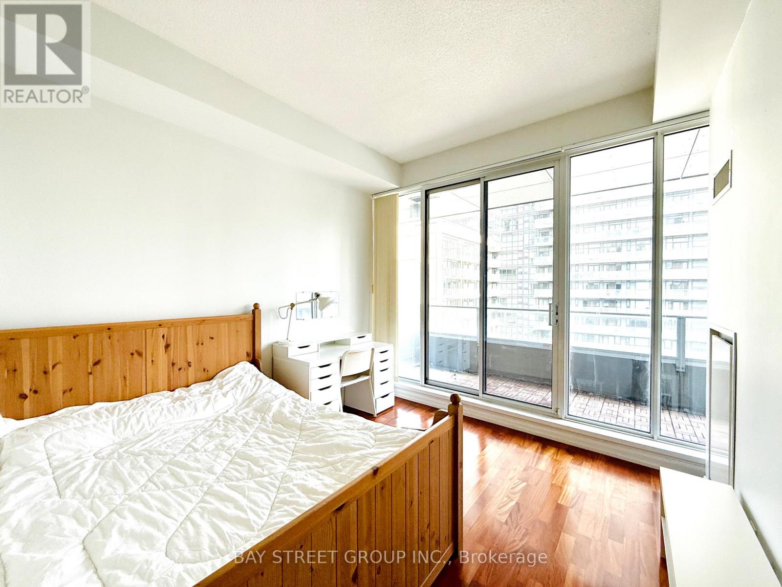 1902 - 111 Elizabeth Street, Toronto, Ontario  M5G 1P7 - Photo 9 - C12905912