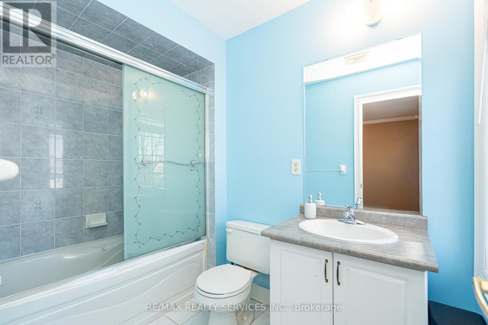 52 Mount Royal Circle, Brampton, Ontario L6P 2K4 - Photo 24 - W12905922