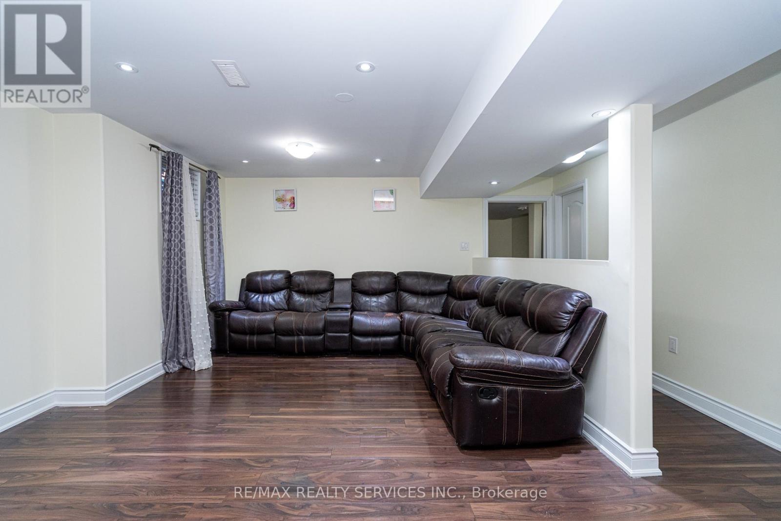 52 Mount Royal Circle, Brampton, Ontario L6P 2K4 - Photo 30 - W12905922