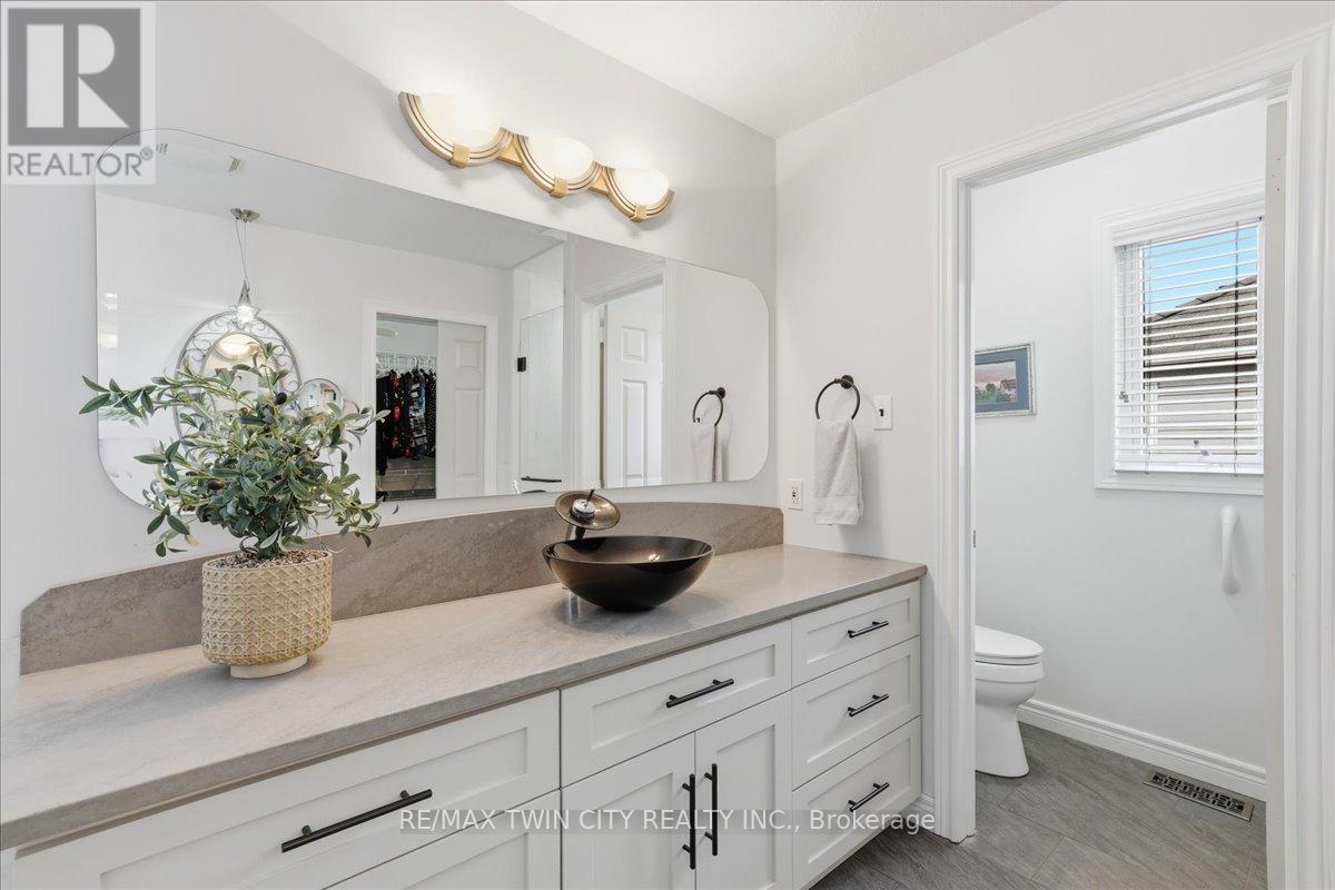 640 Munich Circle, Waterloo, Ontario  N2V 2L6 - Photo 21 - X12905934