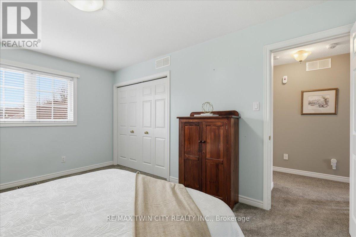 640 Munich Circle, Waterloo, Ontario  N2V 2L6 - Photo 23 - X12905934