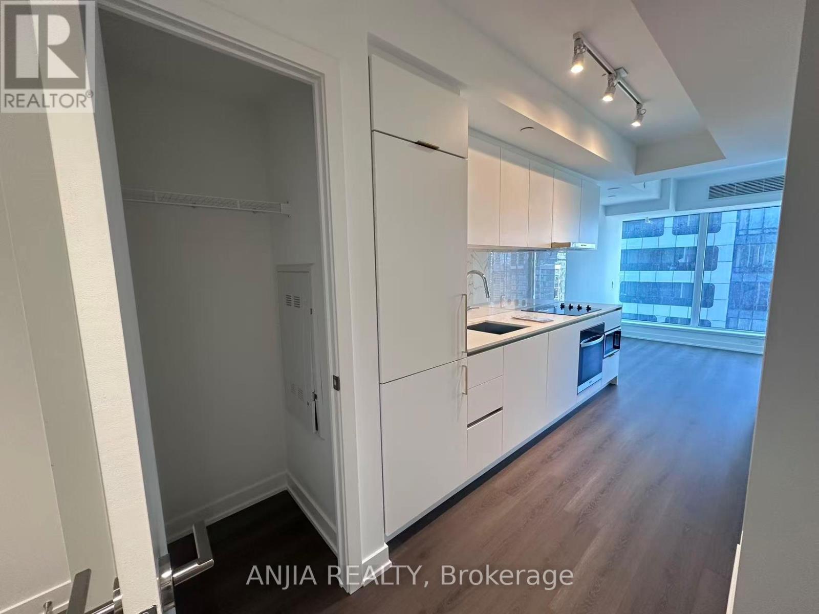 4008 - 8 Wellesley Street W, Toronto, Ontario M4Y 1E7 - Photo 2 - C12905952