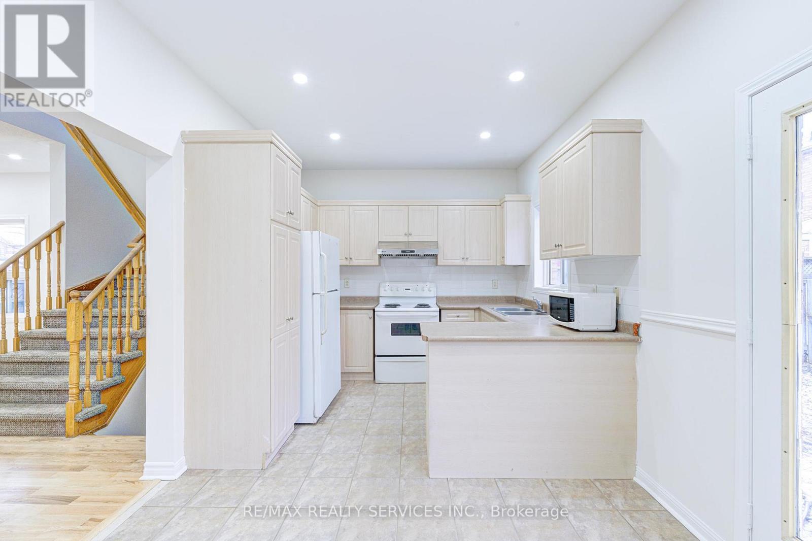 6 Beachsurf Road, Brampton, Ontario  L6R 2M1 - Photo 11 - W12905944