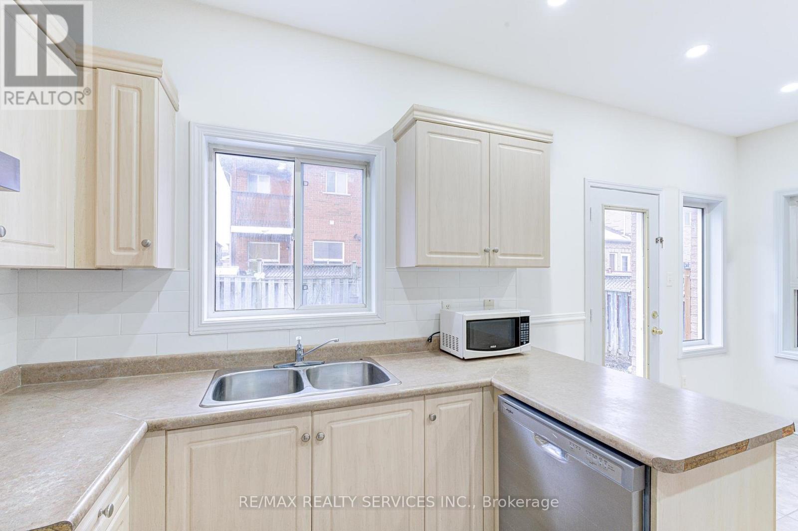 6 Beachsurf Road, Brampton, Ontario  L6R 2M1 - Photo 12 - W12905944