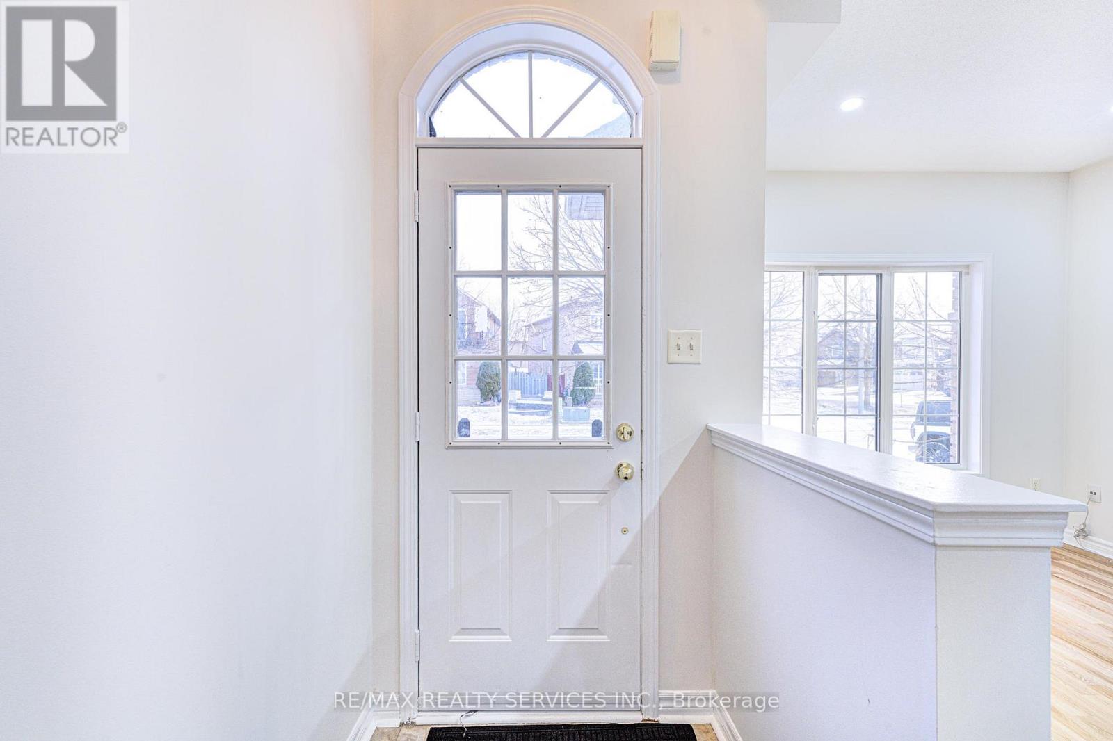 6 Beachsurf Road, Brampton, Ontario  L6R 2M1 - Photo 3 - W12905944