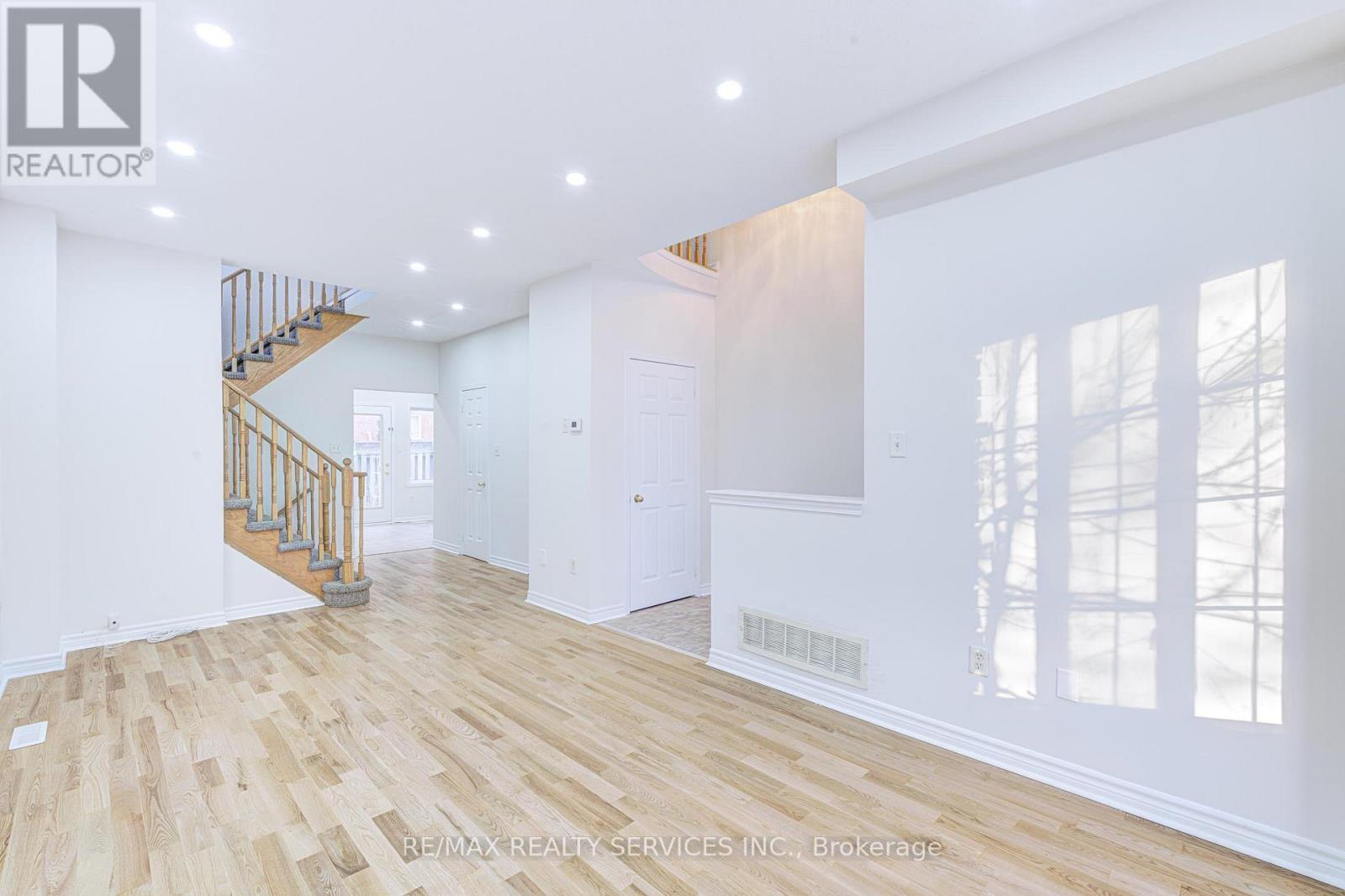 6 Beachsurf Road, Brampton, Ontario  L6R 2M1 - Photo 6 - W12905944