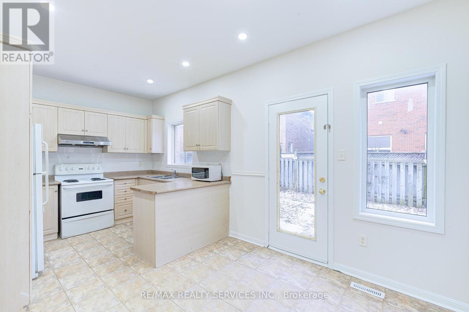 6 Beachsurf Road, Brampton, Ontario  L6R 2M1 - Photo 9 - W12905944