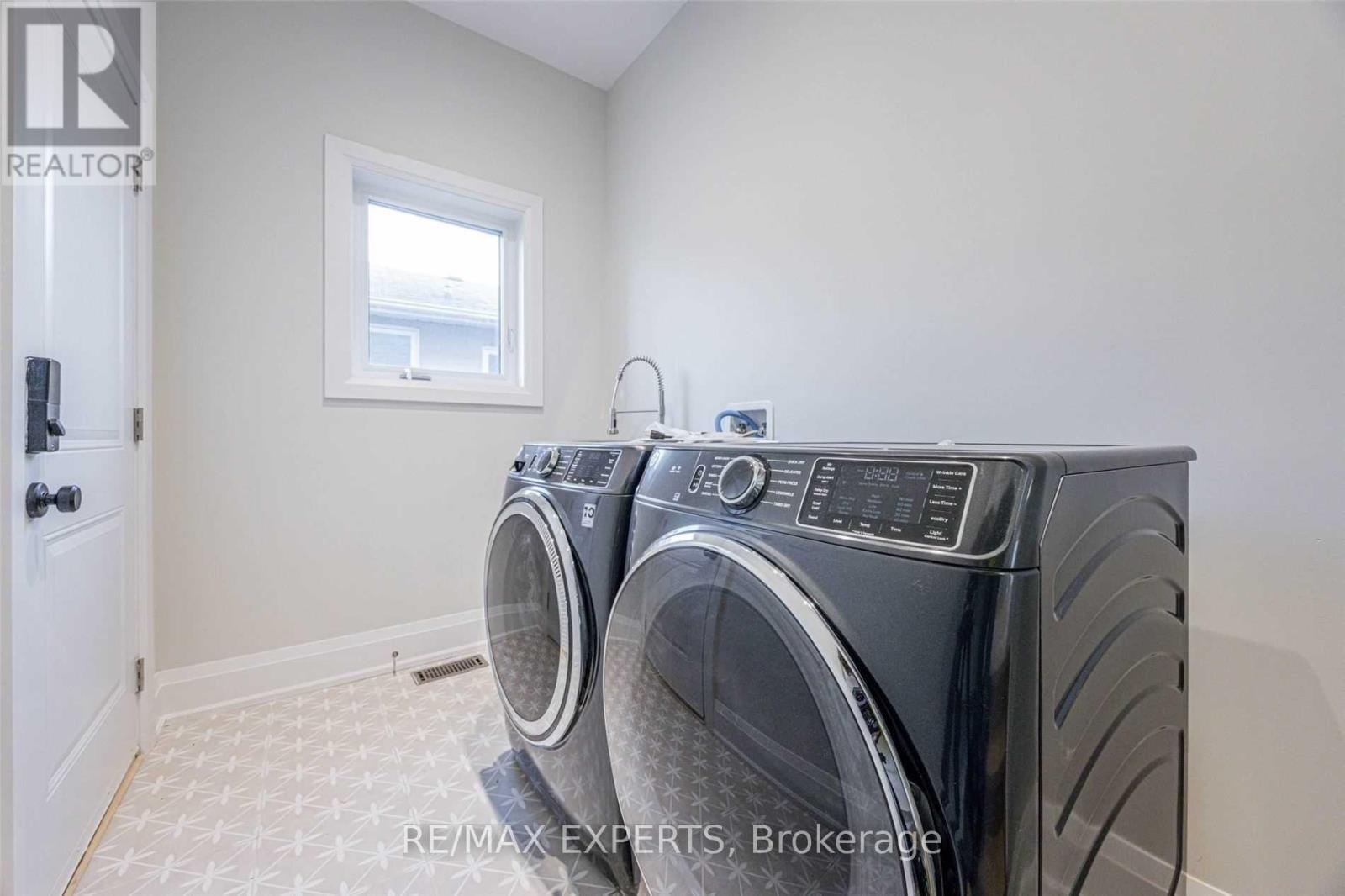 55 Muir Avenue, Toronto, Ontario  M9L 1H5 - Photo 13 - W12905946