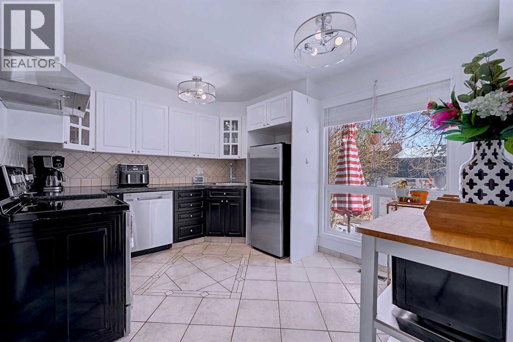 414 Brae Glen Crescent Sw, Calgary, Alberta  T2W 1B6 - Photo 8 - A2294676