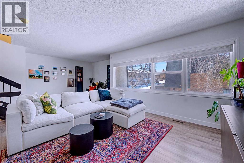 414 Brae Glen Crescent Sw, Calgary, Alberta  T2W 1B6 - Photo 13 - A2294676