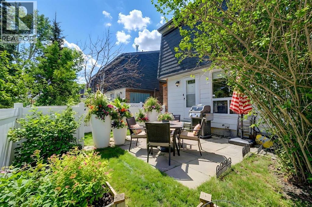 414 Brae Glen Crescent Sw, Calgary, Alberta  T2W 1B6 - Photo 2 - A2294676