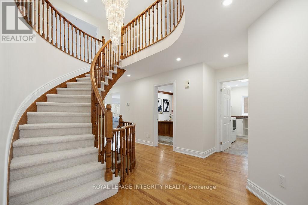 50 Rosenfeld Crescent, Ottawa, Ontario K2K 2L2 - Photo 3 - X12905988