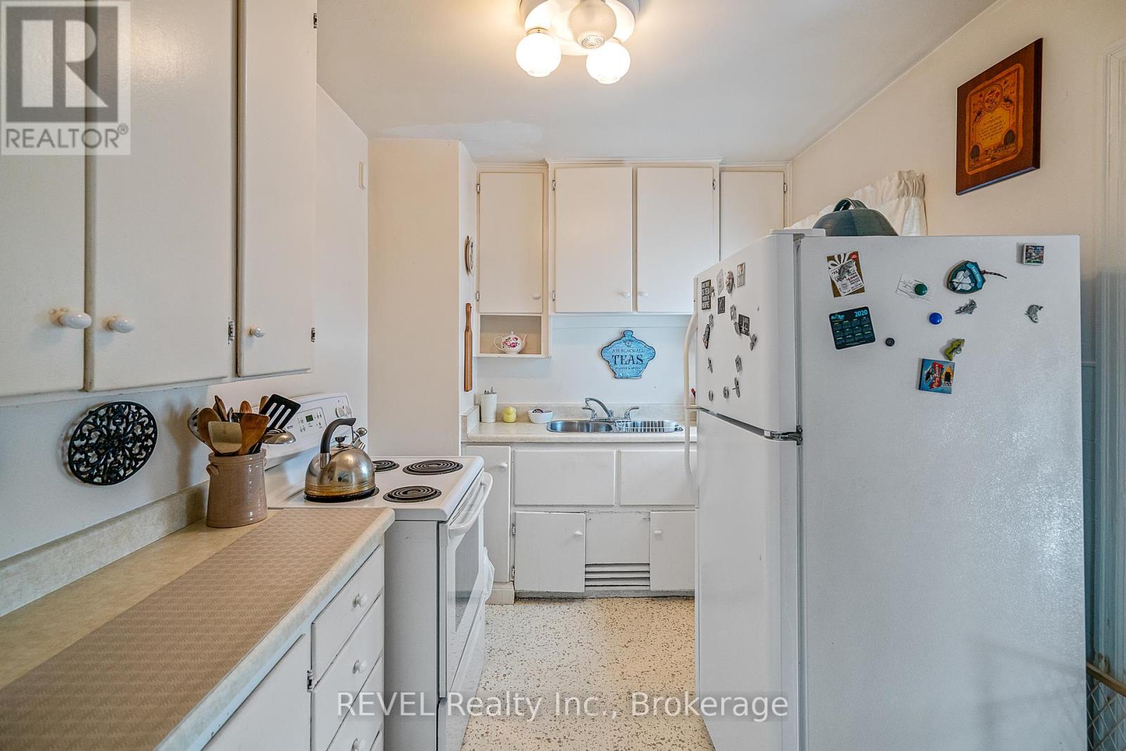 18 Valley Road, St. Catharines, Ontario  L2S 1Y6 - Photo 7 - X12906004