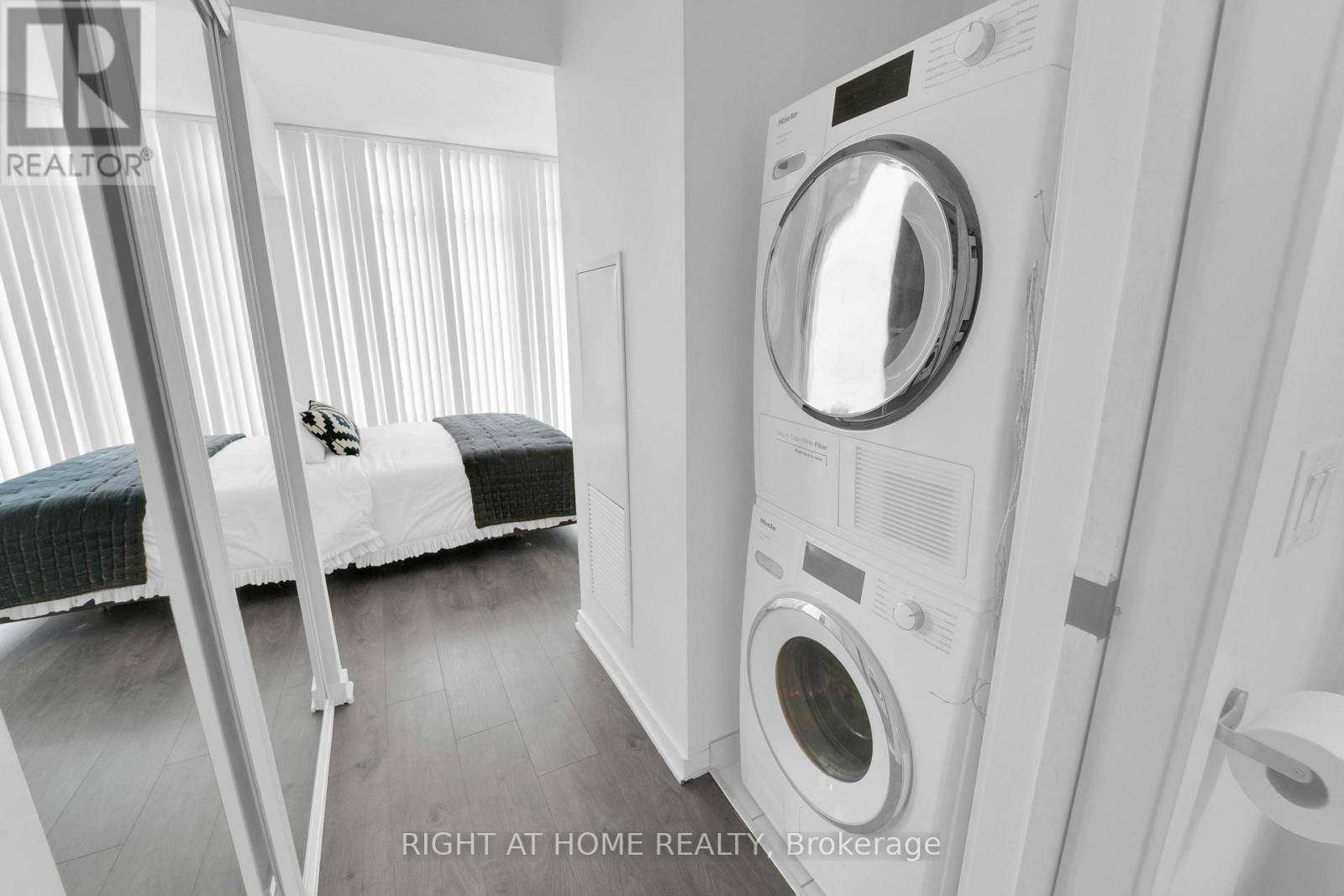 1414 - 105 The Queensway, Toronto, Ontario  M6S 5B5 - Photo 7 - W12905966