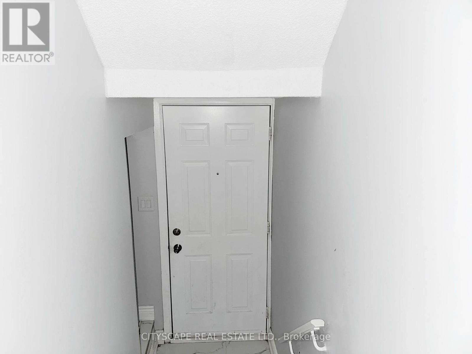 192 - 1055 Dundas Street E, Mississauga, Ontario  L4Y 3X6 - Photo 3 - W12906000