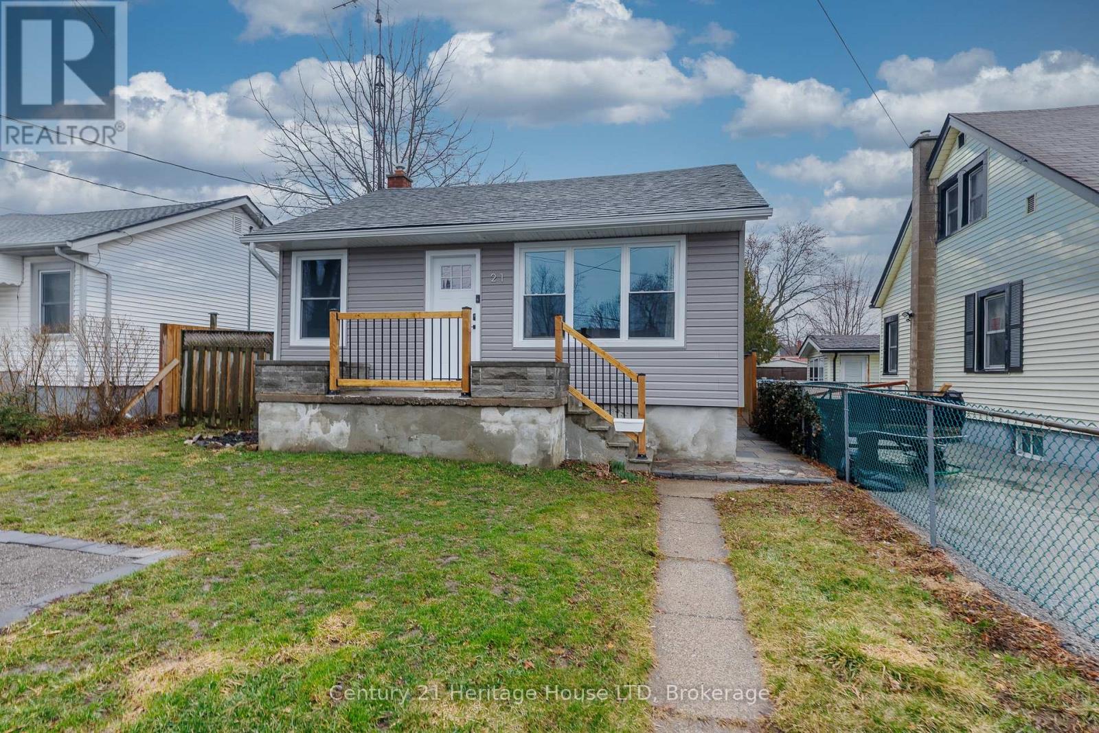 21 Keele Street, St. Catharines (Burleigh Hill), Ontario  L2T 1M8 - Photo 1 - X12906016