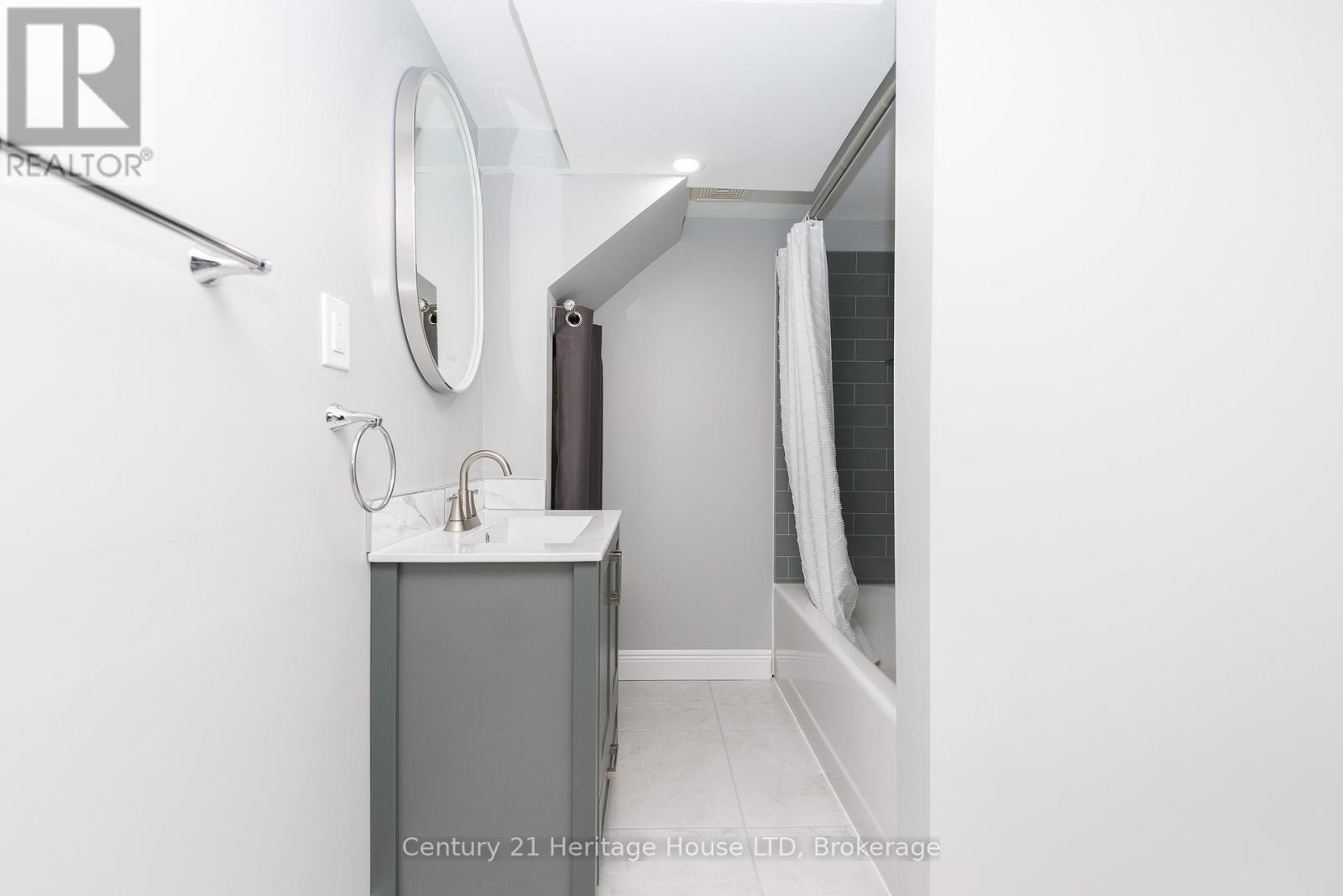 21 Keele Street, St. Catharines (Burleigh Hill), Ontario  L2T 1M8 - Photo 21 - X12906016