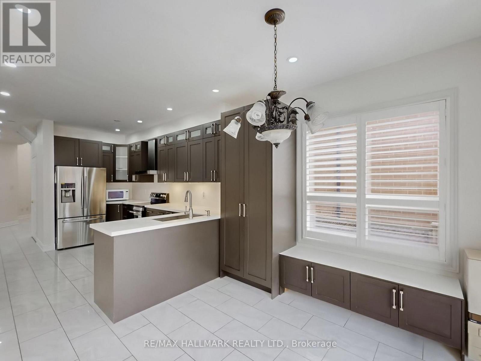 671 Deckhouse Court, Mississauga, Ontario  L5W 1P9 - Photo 11 - W12906012