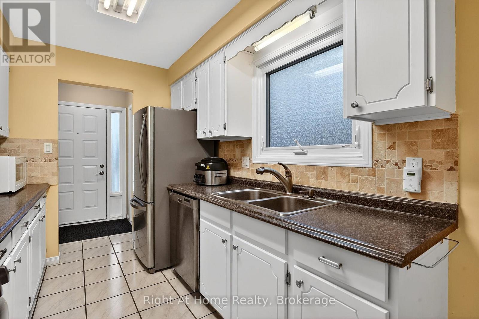 16 Dundee Drive, St. Catharines, Ontario  L2P 3T1 - Photo 12 - X12906102