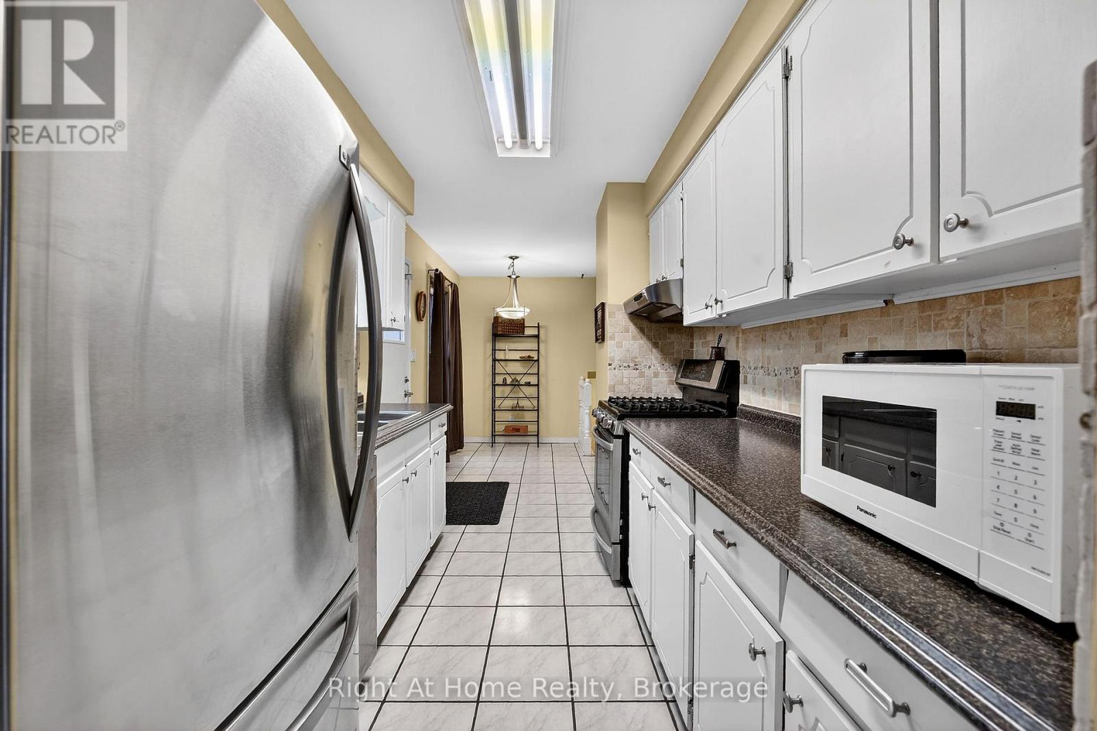 16 Dundee Drive, St. Catharines, Ontario  L2P 3T1 - Photo 14 - X12906102