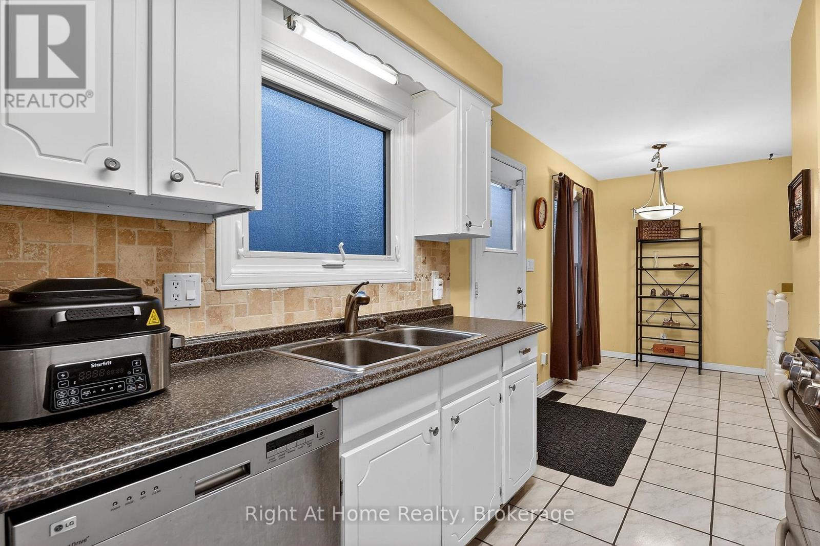 16 Dundee Drive, St. Catharines, Ontario  L2P 3T1 - Photo 15 - X12906102