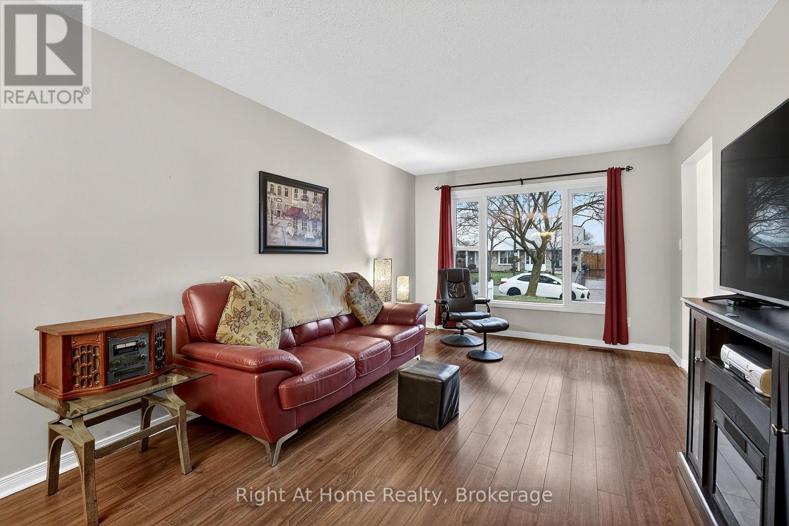 16 Dundee Drive, St. Catharines, Ontario  L2P 3T1 - Photo 9 - X12906102