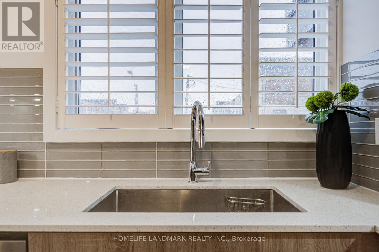 46 Hooyo Terrace, Toronto, Ontario  M6A 0E2 - Photo 7 - C12903518