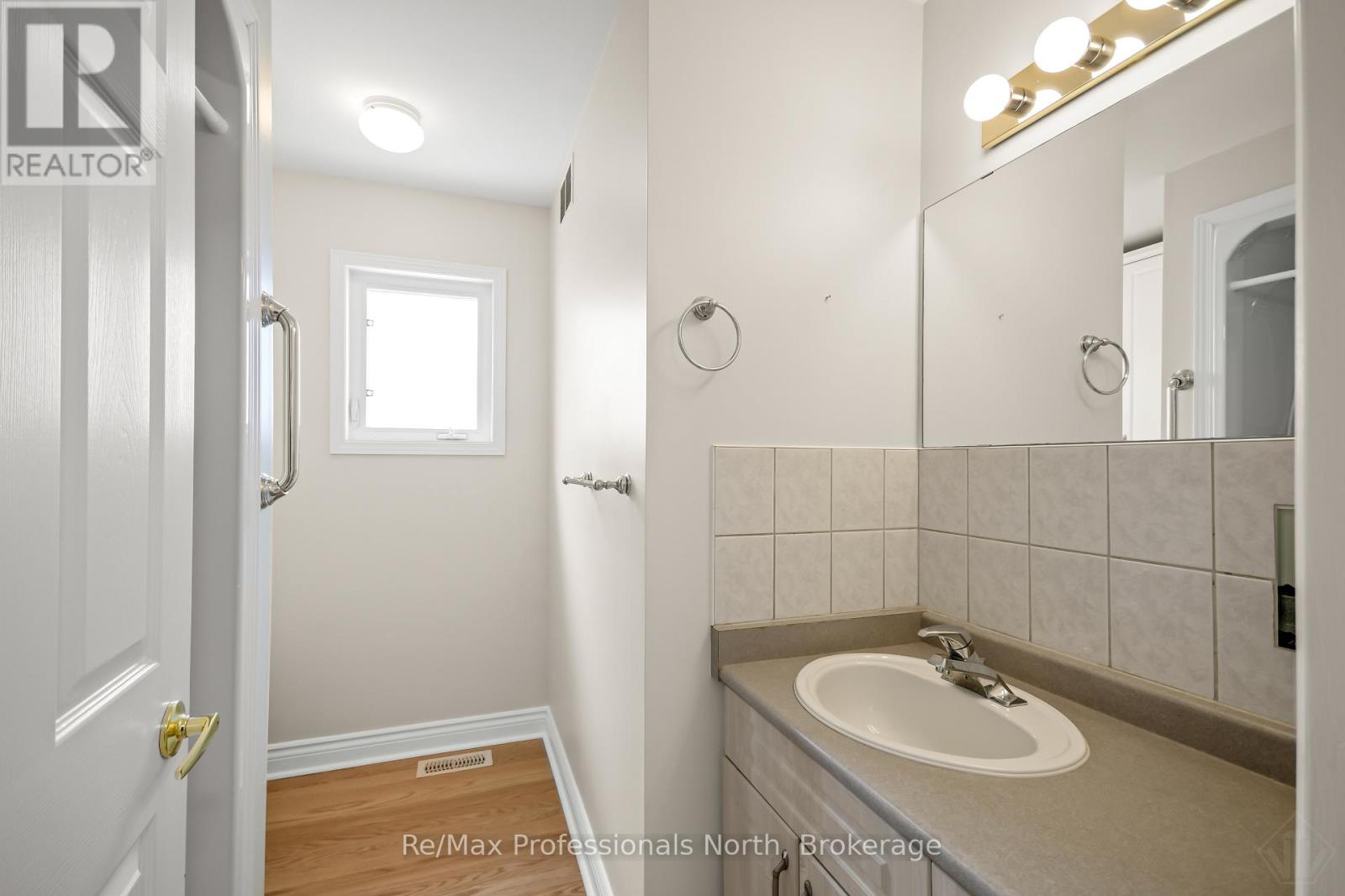 111 Pineridge Gate, Gravenhurst, Ontario  P1P 1Z2 - Photo 8 - X12906076