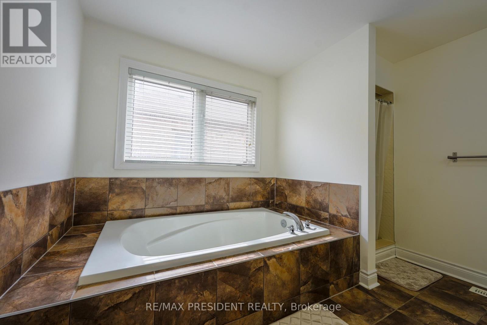 16 Bassett Crescent, Brampton, Ontario  L6X 5G2 - Photo 17 - W12906088