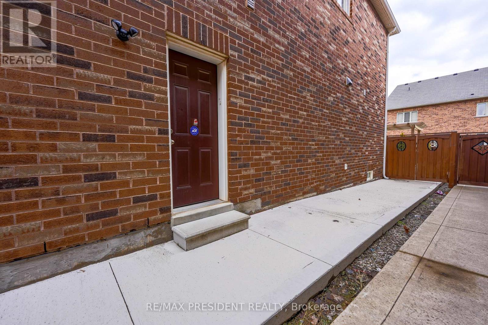 16 Bassett Crescent, Brampton, Ontario  L6X 5G2 - Photo 36 - W12906088