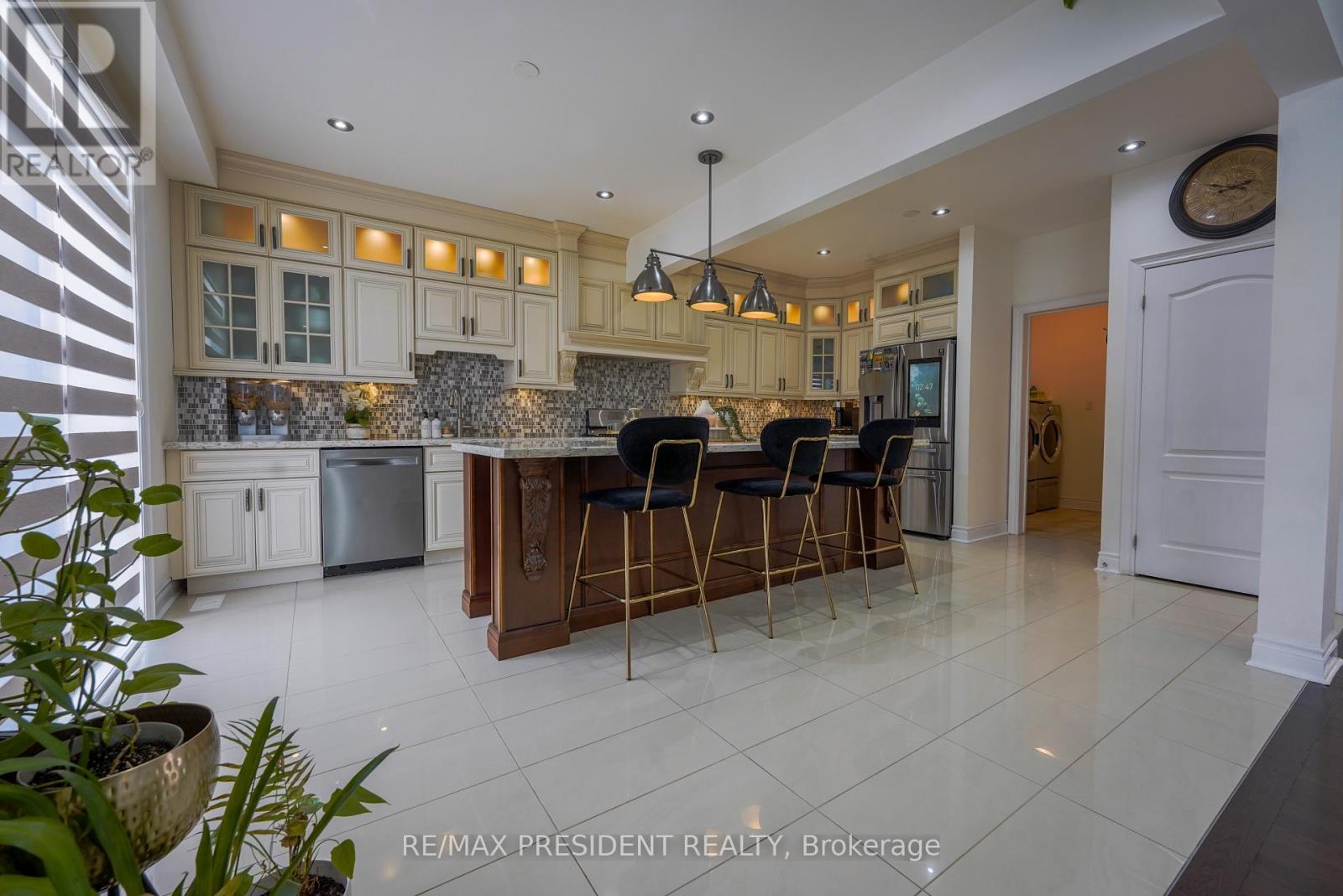 16 Bassett Crescent, Brampton, Ontario  L6X 5G2 - Photo 8 - W12906088