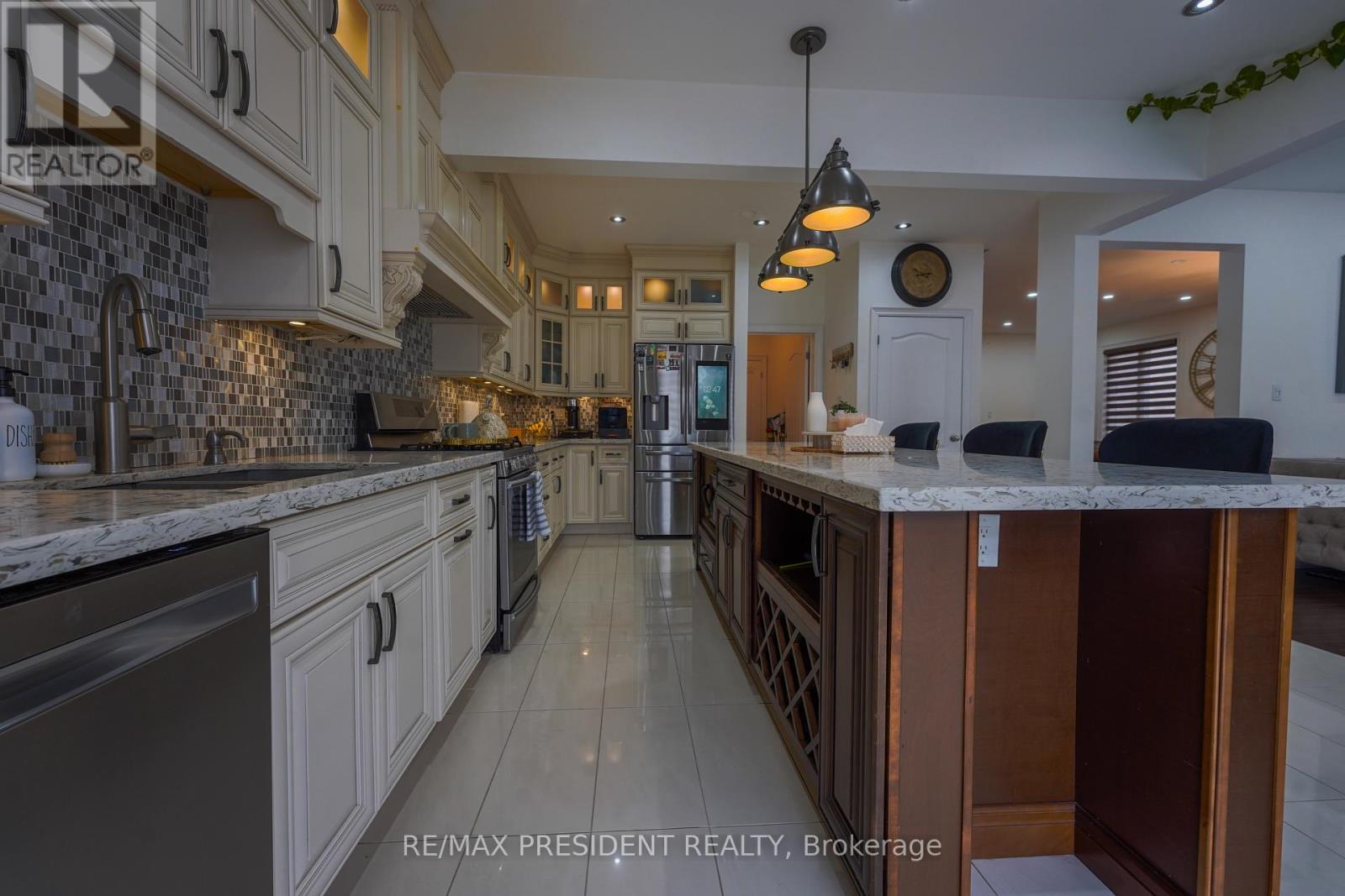 16 Bassett Crescent, Brampton, Ontario  L6X 5G2 - Photo 9 - W12906088