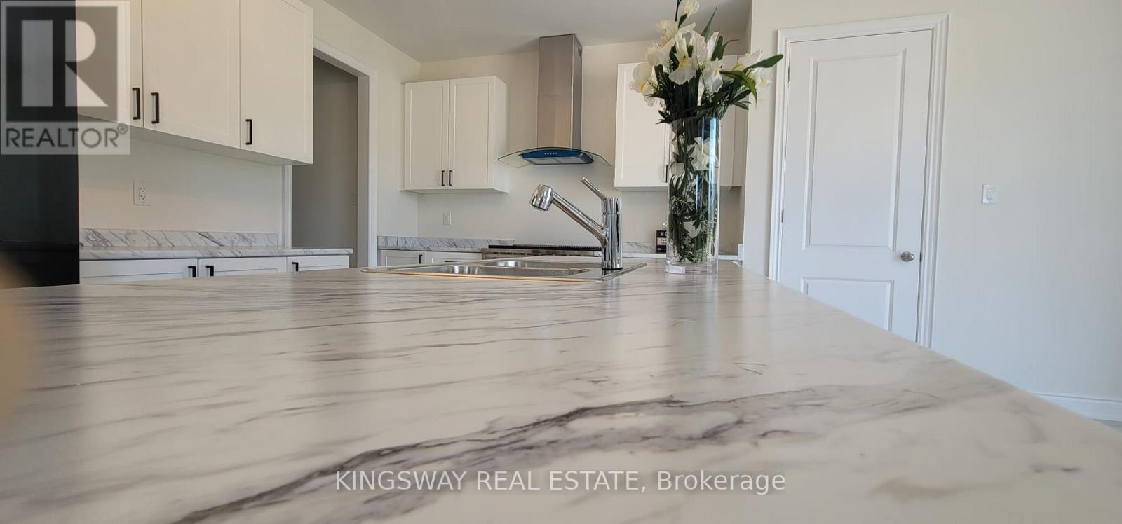 167 Trail Boulevard, Springwater, Ontario  L9X 0S7 - Photo 5 - S12906136