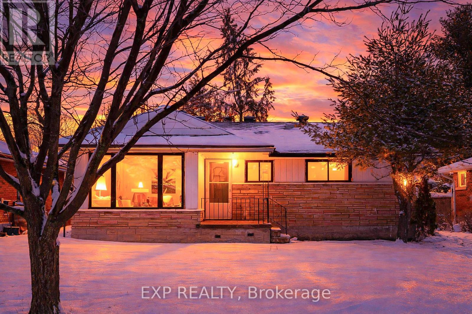 768 Pleasant Park Road, Ottawa, Ontario K1G 1Y7 - Photo 2 - X12906316