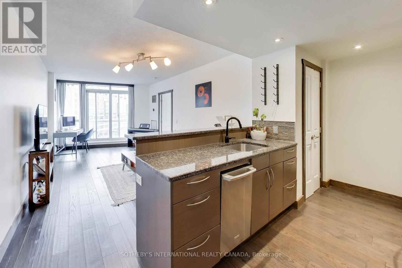 505 - 218 Queens Quay W, Toronto (Waterfront Communities), Ontario  M5J 2Y6 - Photo 2 - C12906298