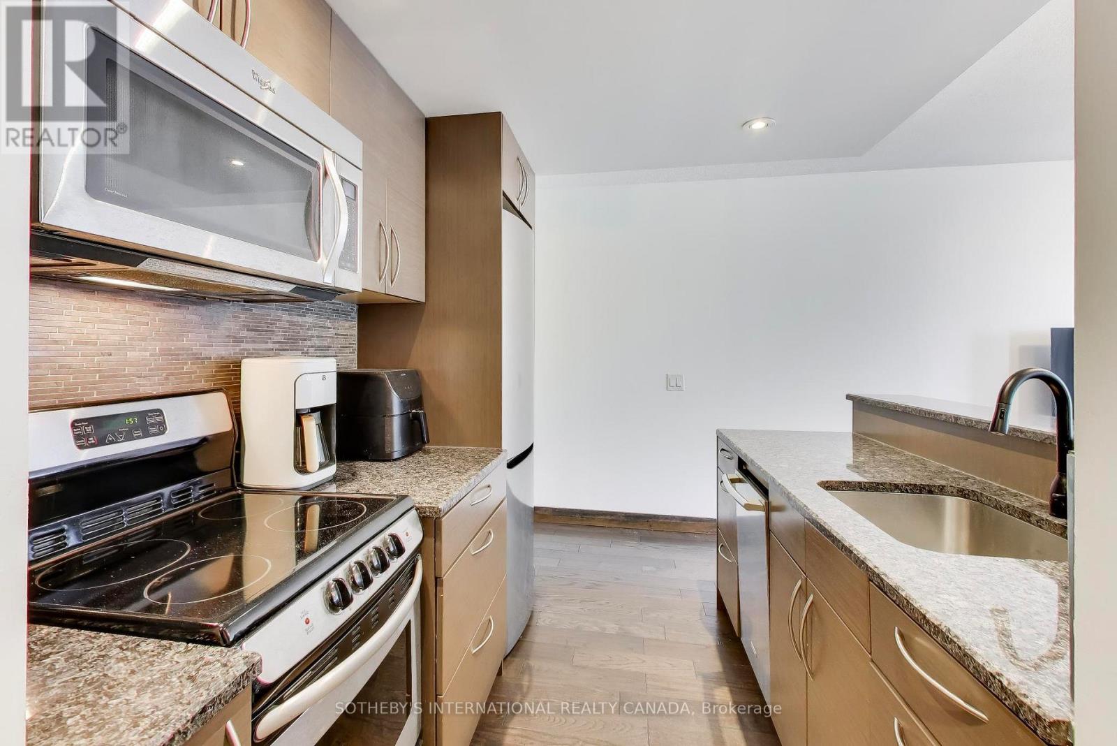 505 - 218 Queens Quay W, Toronto (Waterfront Communities), Ontario  M5J 2Y6 - Photo 3 - C12906298