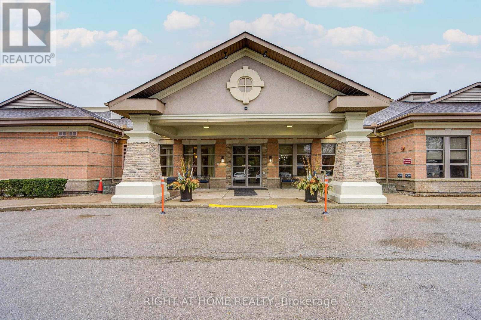 2406 - 100 Burloak Drive, Burlington, Ontario  L7L 6P6 - Photo 2 - W12906252