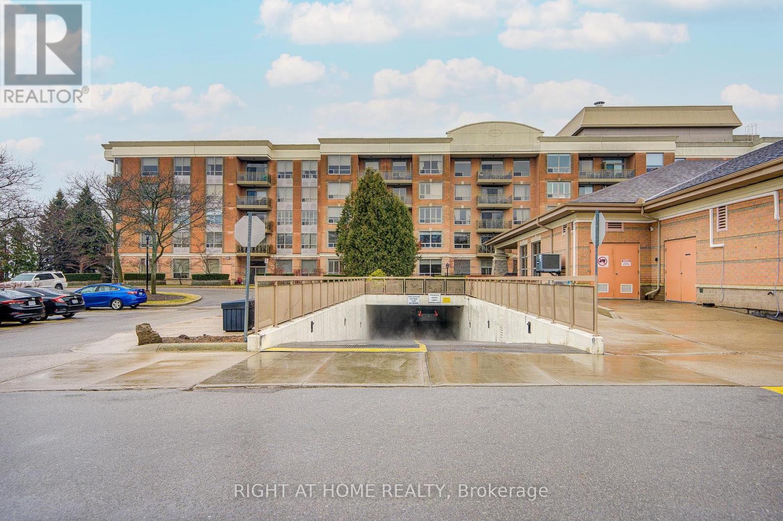 2406 - 100 Burloak Drive, Burlington, Ontario  L7L 6P6 - Photo 4 - W12906252