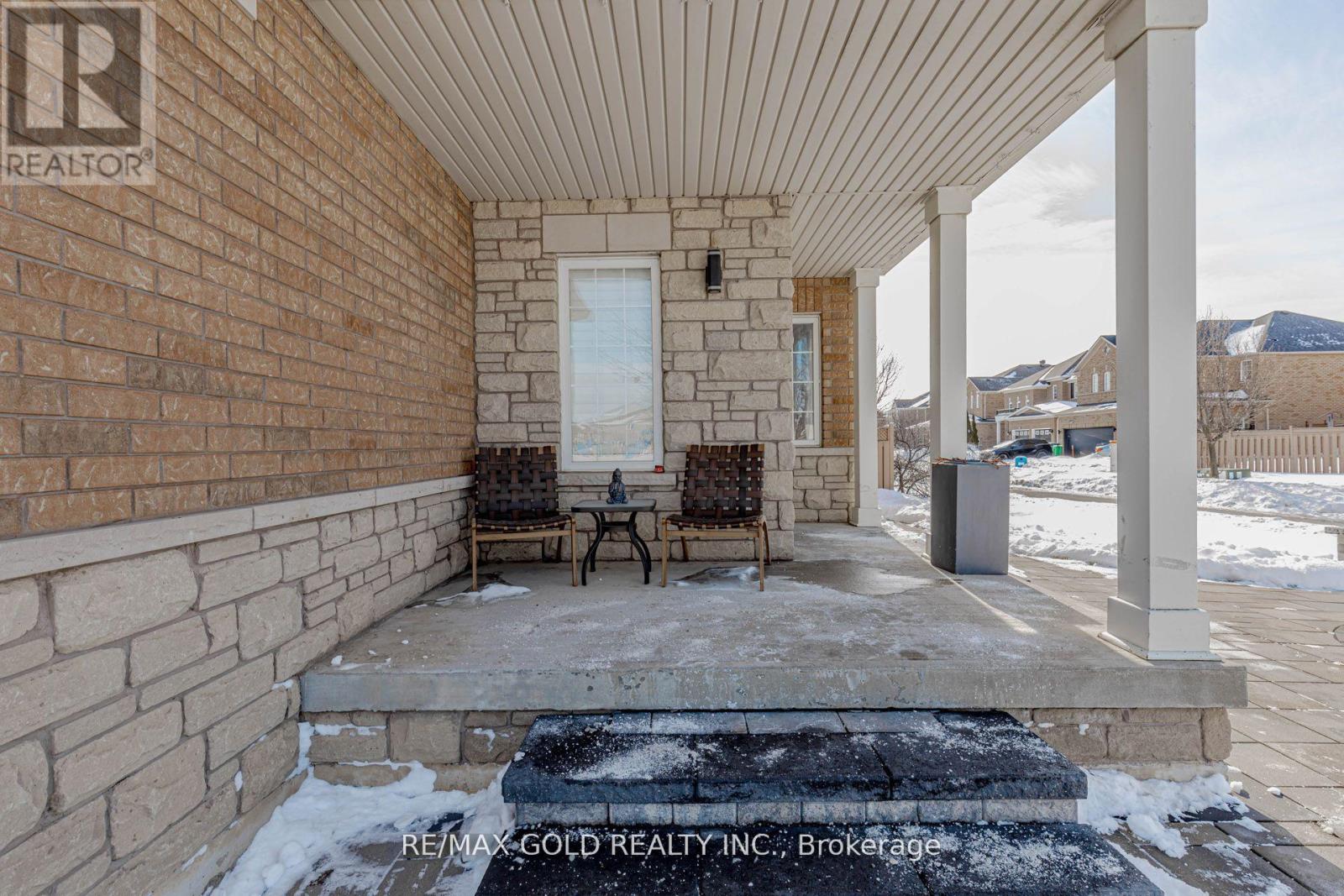 2 Oranmore Crescent, Brampton, Ontario  L6X 0J9 - Photo 4 - W12906282