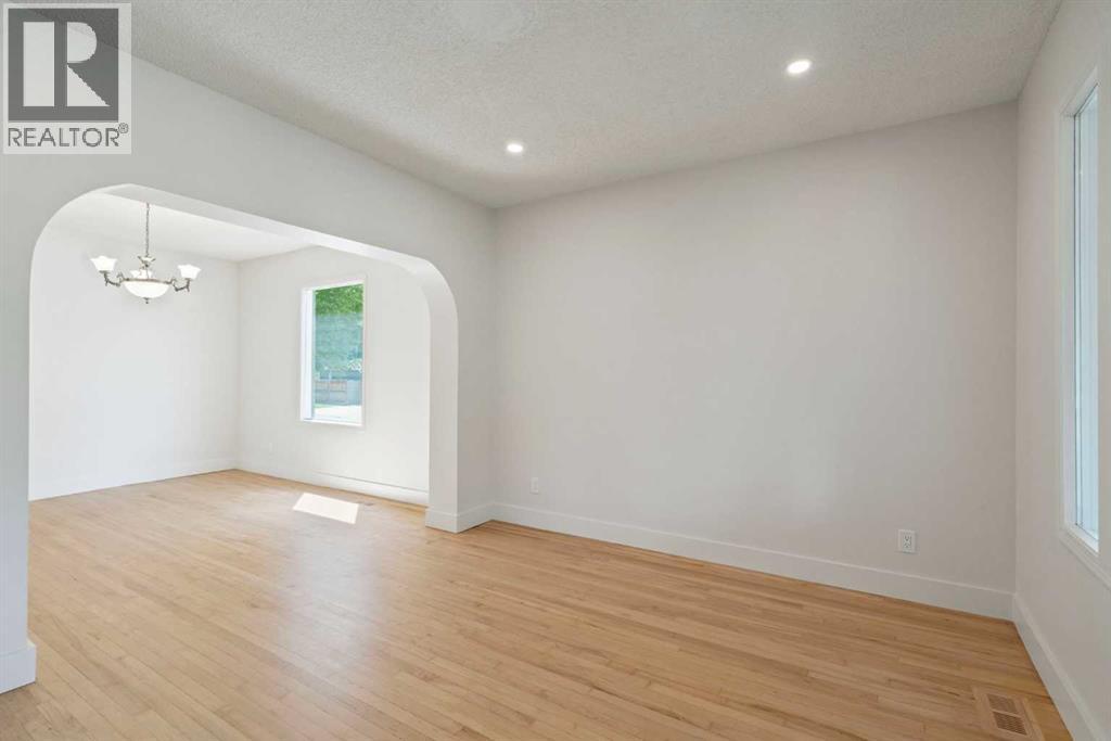 739 19 Avenue NW, Calgary, Alberta  T2M 0Z2 - Photo 4 - A2277179