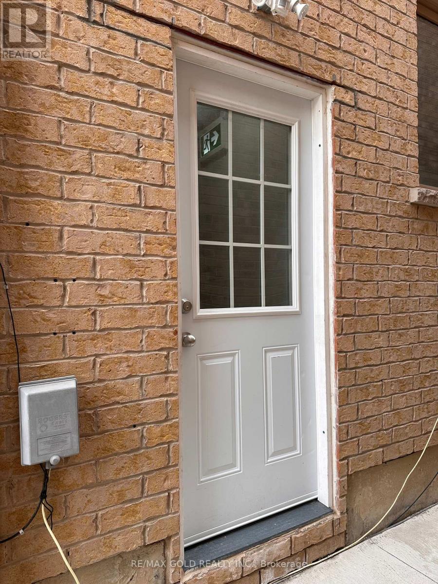 25 Junetown Circle, Brampton, Ontario  L6X 0X7 - Photo 2 - W12906344