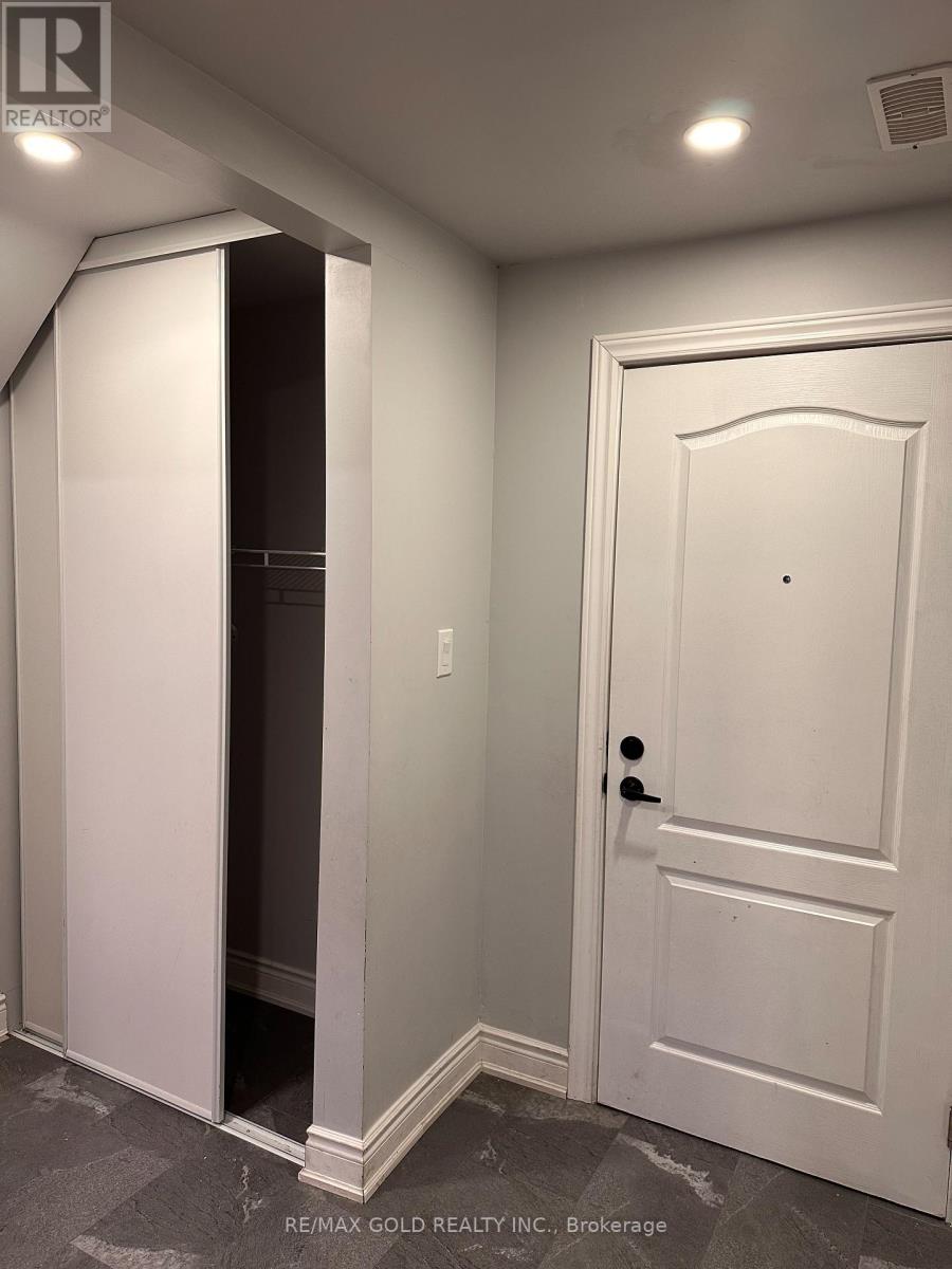 25 Junetown Circle, Brampton, Ontario  L6X 0X7 - Photo 7 - W12906344