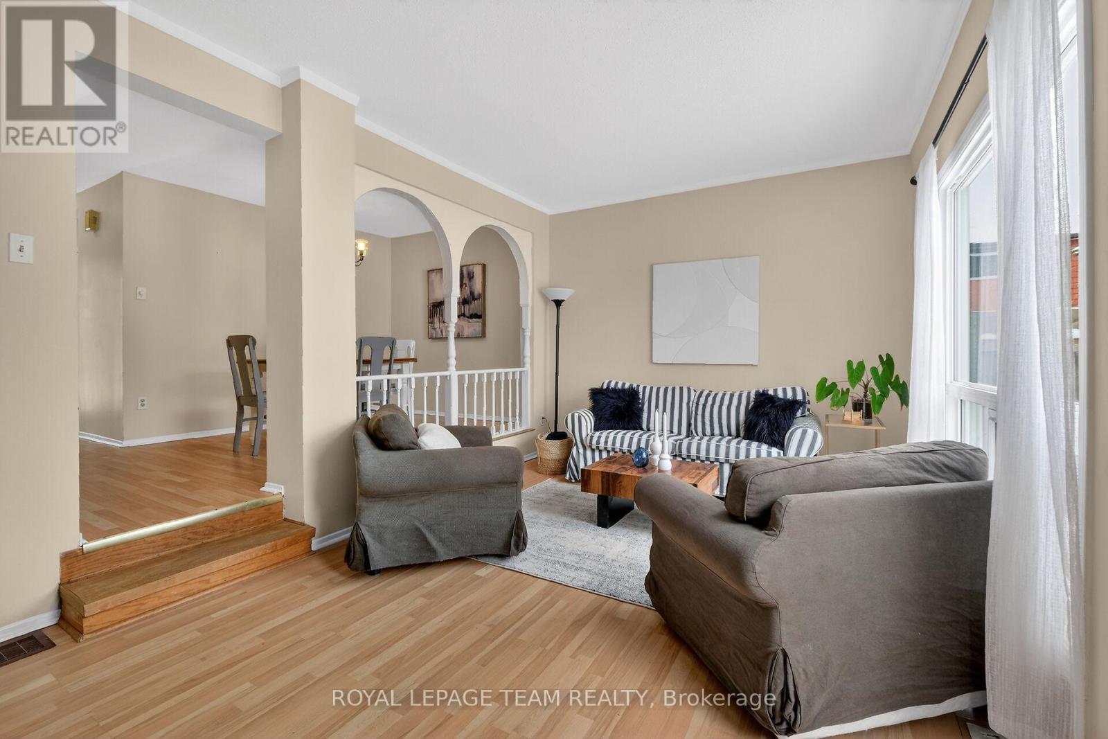 1993 Falkirk Crescent, Ottawa, Ontario K1B 4Y8 - Photo 4 - X12906384