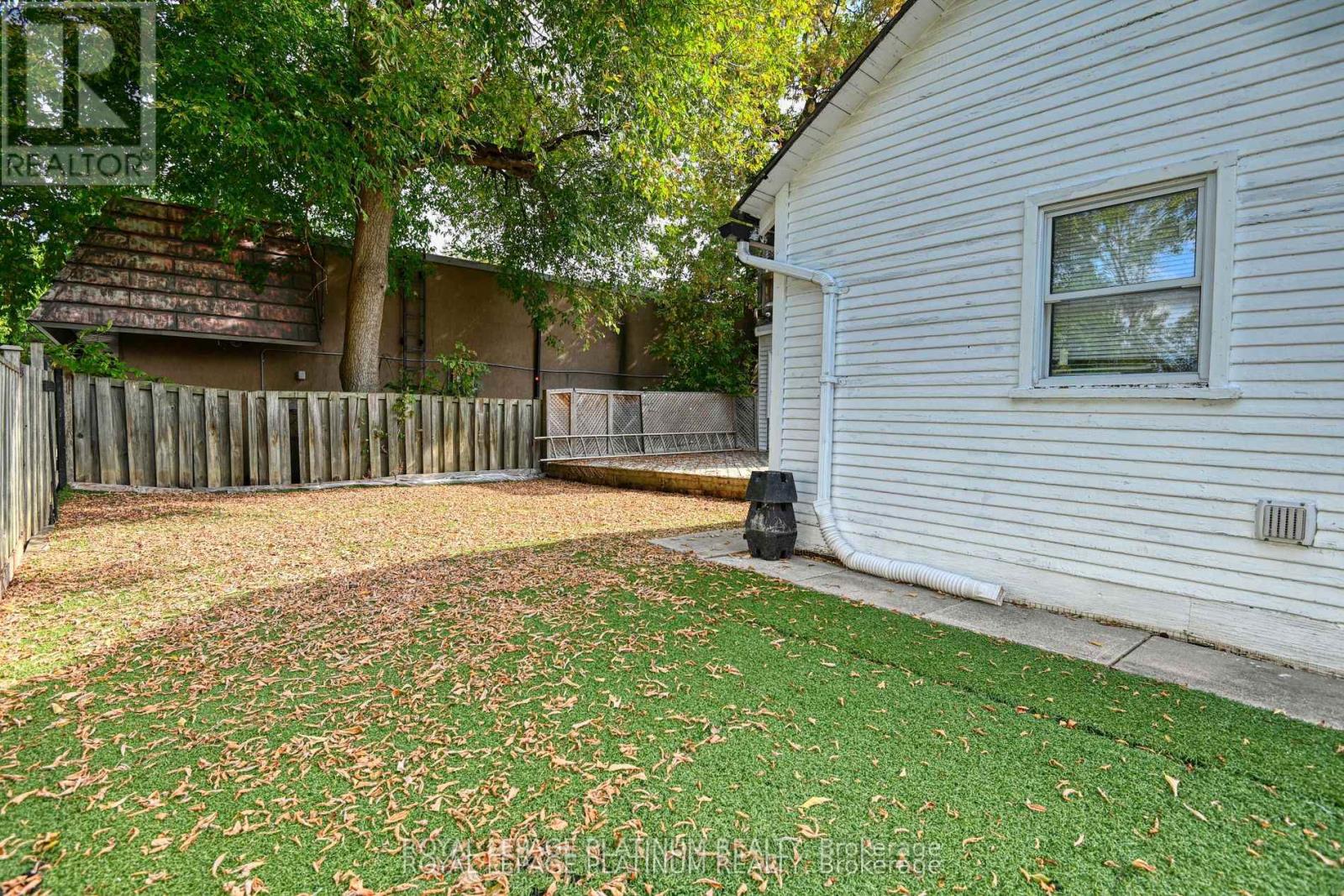 37 Dundas Street W, Mississauga (Cooksville), Ontario  L5B 1H2 - Photo 32 - W12901468