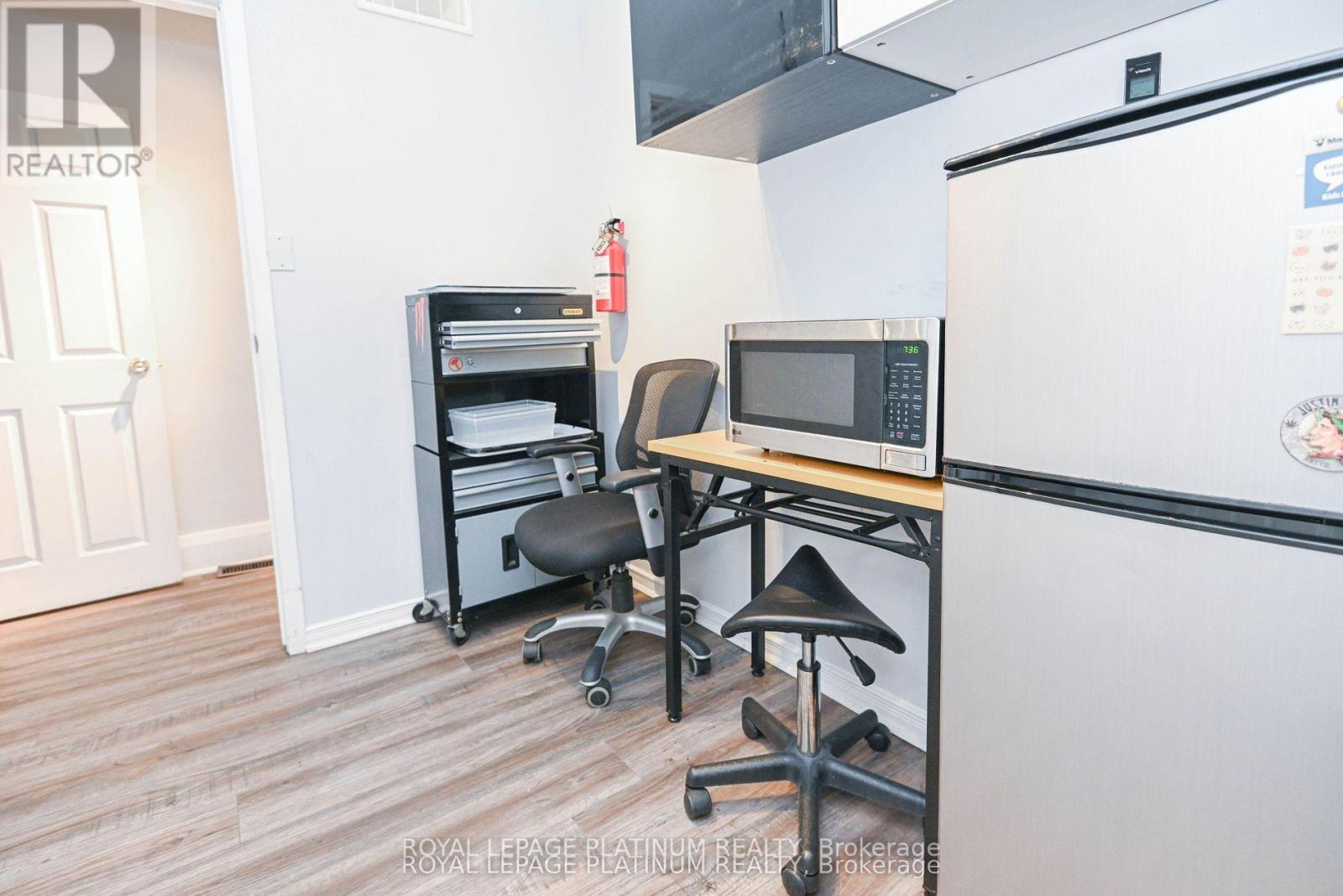 37 Dundas Street W, Mississauga (Cooksville), Ontario  L5B 1H2 - Photo 9 - W12901468