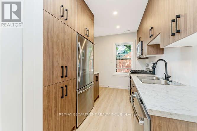 11 - 127 Victoria Avenue S, Hamilton (Stinson), Ontario  L8N 2S9 - Photo 7 - X12815868