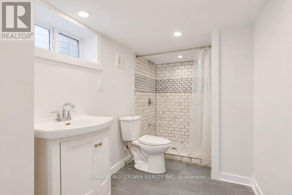 120 Dundonald Street, Barrie, Ontario  L4M 3T6 - Photo 5 - S12906396