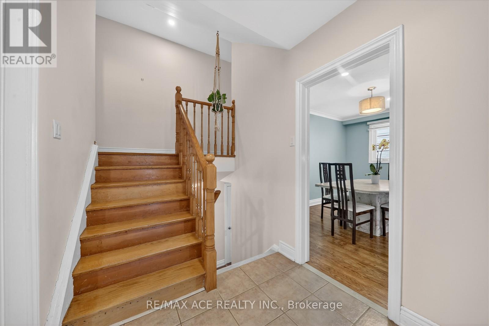 1719 Valentine Gardens, Mississauga, Ontario  L5J 1H4 - Photo 12 - W12906408